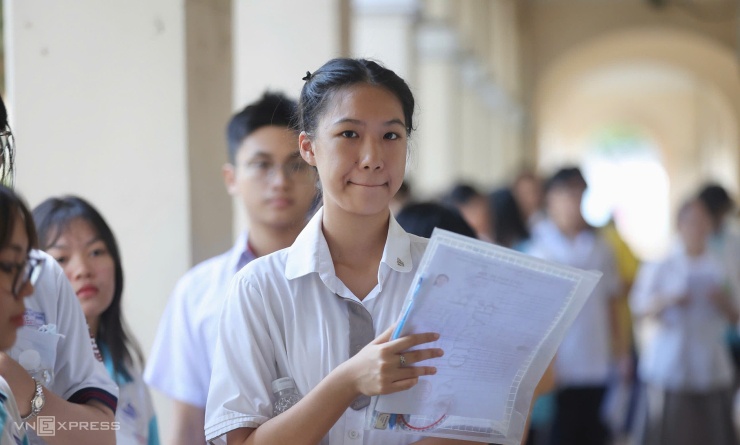 Thí sinh hồi hộp trước giờ vào phòng thi môn Văn, sáng 11/6. Ảnh: Quỳnh Trần