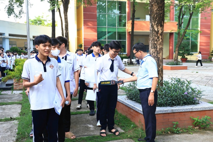 Dùng máy quét an ninh trước khi thí sinh vào phòng thi trường THPT Trấn Biên, Đồng Nai. Ảnh: Phước Tuấn