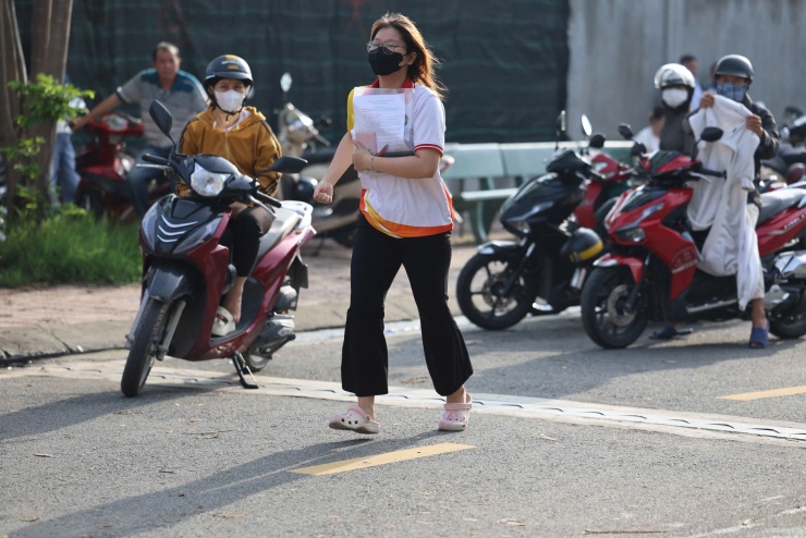 Thí sinh chạy vội đến trường THPT Chu Văn An, Đồng Nai, sáng 11/6. Ảnh: Phước Tuấn