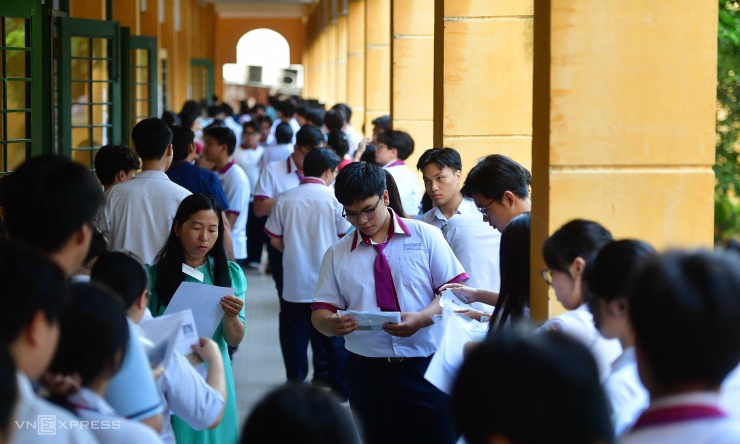 Thí sinh chờ đợi bên ngoài phòng thi ở trường THPT Trưng Vương, TP HCM. Ảnh: Thanh Tùng
