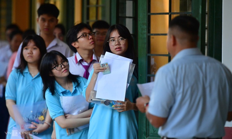 Các em bắt đầu được gọi vào phòng thi lúc 6h40, bắt đầu làm bài từ 7h30. Ảnh: Thanh Tùng
