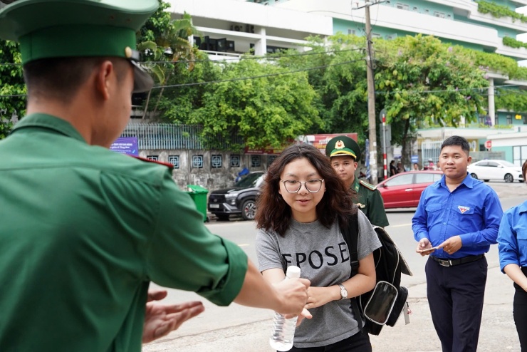Học trò được tặng nước trước khi vào phòng thi ở THCS Nguyễn Huệ, phường Hải Châu, TP Đà Nẵng. Ảnh: Nguyễn Đông