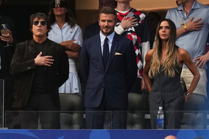Tom Cruise và vợ chồng David Beckham - những biểu tượng nhan sắc tuổi trung niên - có mặt trên khán đài. (Ảnh: Reuters)