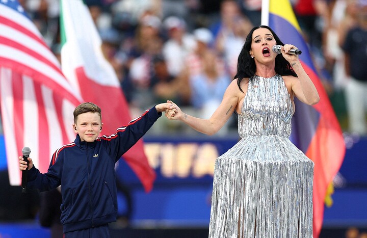 Nữ ca sĩ Katy Perry biểu diễn trước trận đấu giữa đội tuyển Mỹ và Paraguay, sau đó cô cũng lên khán đài theo dõi.