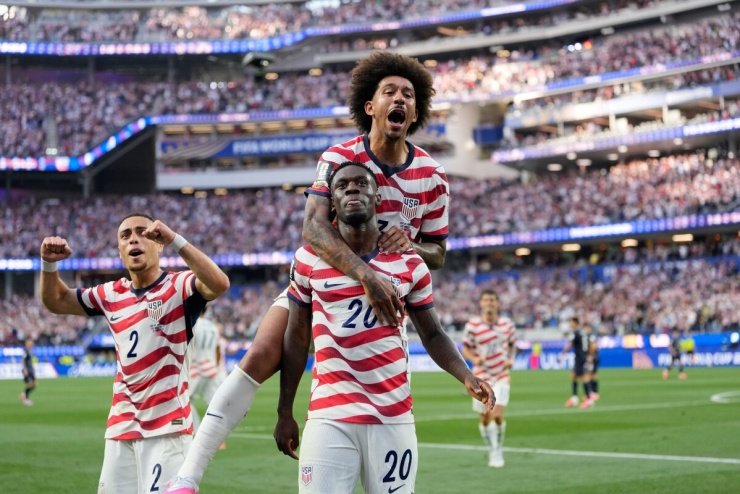 Nhà ngoại giao Mỹ vỡ òa khi đội nhà thắng đậm Paraguay tại World Cup - 12