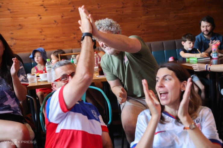 Nhà ngoại giao Mỹ vỡ òa khi đội nhà thắng đậm Paraguay tại World Cup - 11