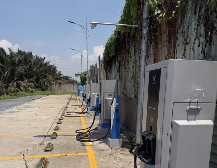 Trạm sạc xe điện trên đường Võ Chí Công.