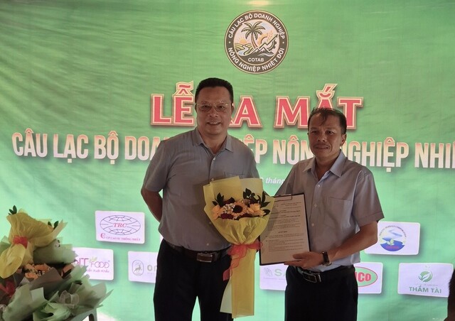 Ông Nguyễn Văn Mười, Phó Tổng thư ký Hiệp hội Rau quả Việt Nam (phải) nhận quyết định là Chủ nhiệm CLB Doanh nghiệp Nông nghiệp Nhiệt đới
