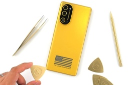 iFixit “mổ xẻ” Trump Mobile T1, phát hiện sự thật bất ngờ bên trong
