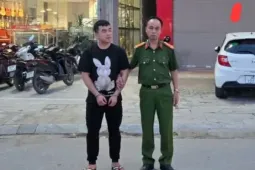 Tạm giữ tài xế taxi hành hung nam shipper giữa đường