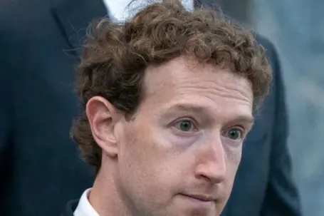 Facebook sập toàn cầu, Mark Zuckerberg 'bốc hơi' hàng tỷ USD?