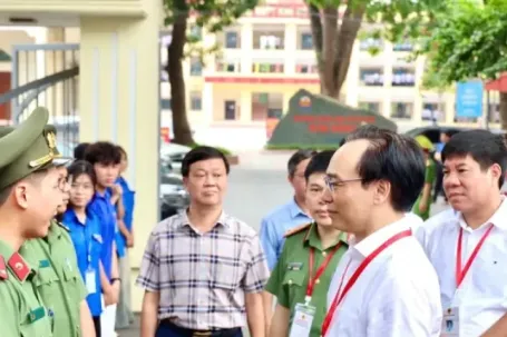 Công an đang xác minh trường hợp thí sinh dùng điện thoại nhờ AI giải đề