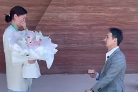 Chàng trai cầu hôn nữ bác sĩ cứu mạng mình