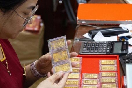 Giá vàng biến động dữ dội: Nên mua hay bán?