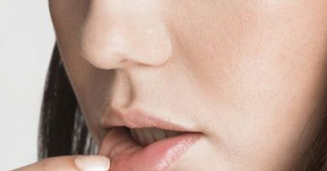 Bác sĩ cảnh báo: Đừng tưởng chỉ là nhiệt miệng, vết loét nhỏ trên lưỡi có thể là ung thư lưỡi giai đoạn sớm!
