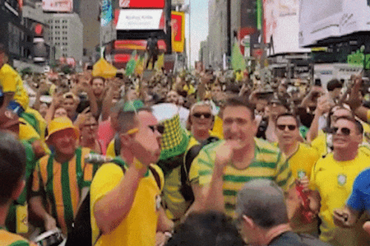 CĐV Brazil và Morocco khuấy động Quảng trường Thời đại New York