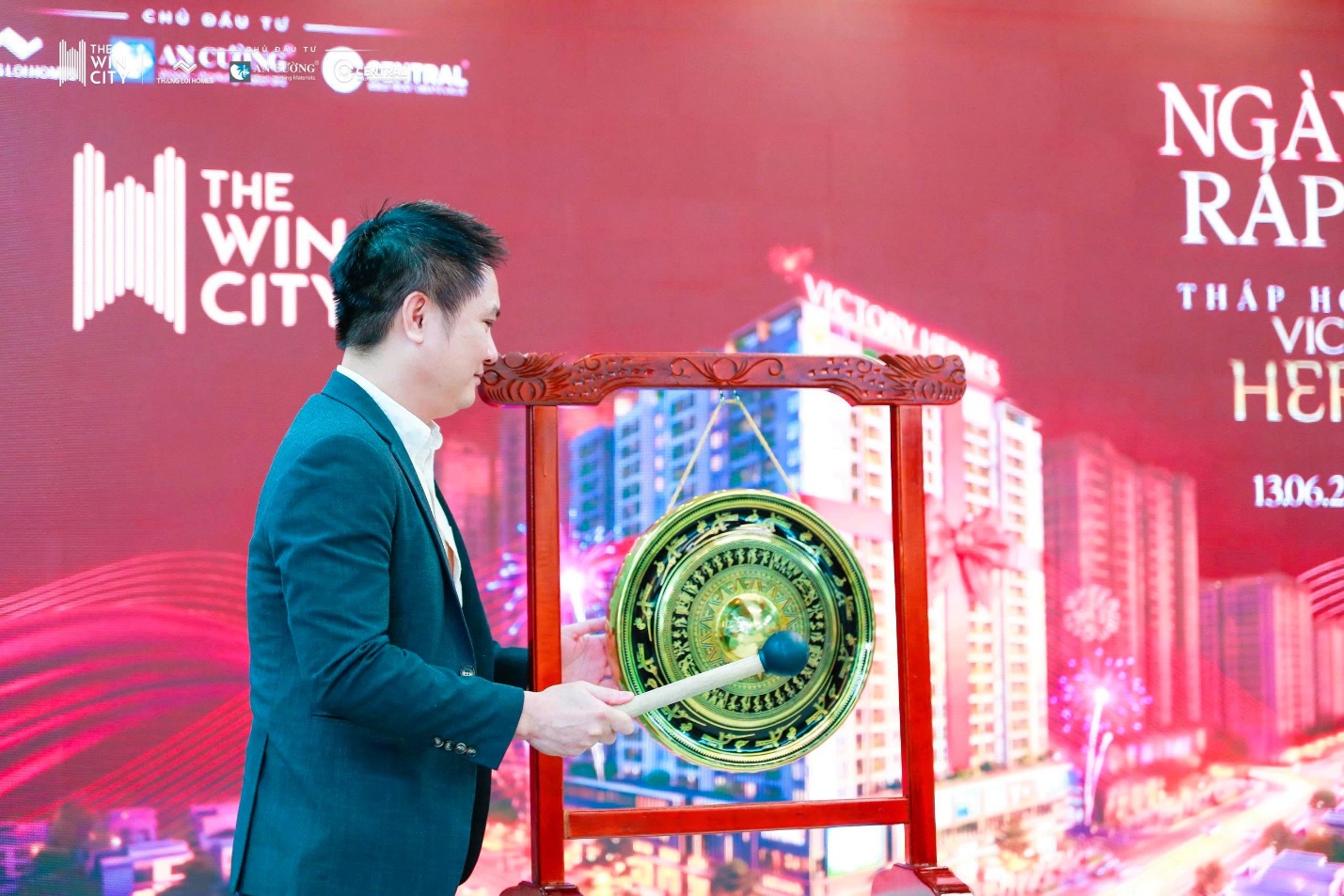 Đại diện chủ đầu tư, ông Trần Thế Anh – Phó Tổng giám đốc Kinh doanh Tiếp thị Thắng Lợi Homes đánh chiêng chính thức ráp căn – mở bán tháp Victory Hermes.