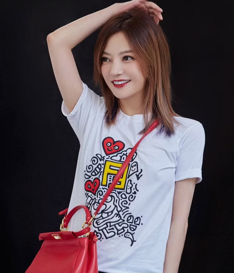 Triệu Vy vốn là ngôi sao hàng đầu Trung Quốc, nhiều năm vào top nghệ sĩ kiếm tiền nhiều nhất, theo Forbes.