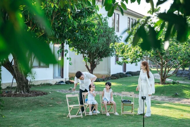 Khung cảnh đẹp như tranh của gia đình Trường Giang - Nhã Phương, nhưng em bé thứ 3 vẫn được giấu mặt - 2