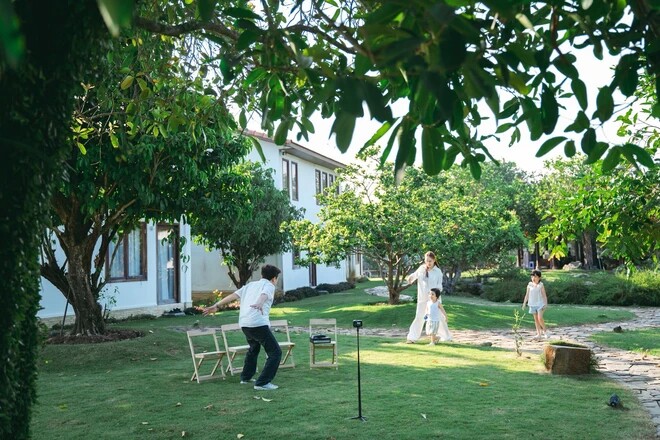 Khung cảnh đẹp như tranh của gia đình Trường Giang - Nhã Phương, nhưng em bé thứ 3 vẫn được giấu mặt - 1
