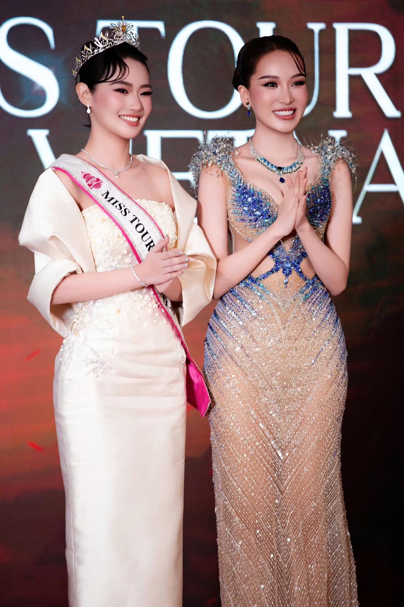 Ba đại diện Việt Nam tại cuộc thi quốc tế sắp tới là Nam vương Nguyễn Hàn Việt, Á hậu Nguyễn Thu Thảo (ảnh trên) cùng Á hậu Lam Phương (váy trắng).
