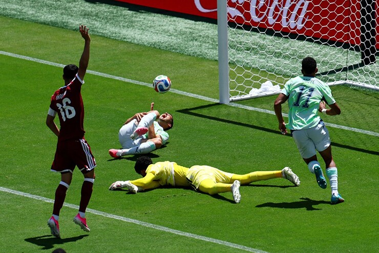 Tranh cãi VAR ở World Cup: Qatar bị thổi phạt đền oan, Neville tố FIFA "độc tài"