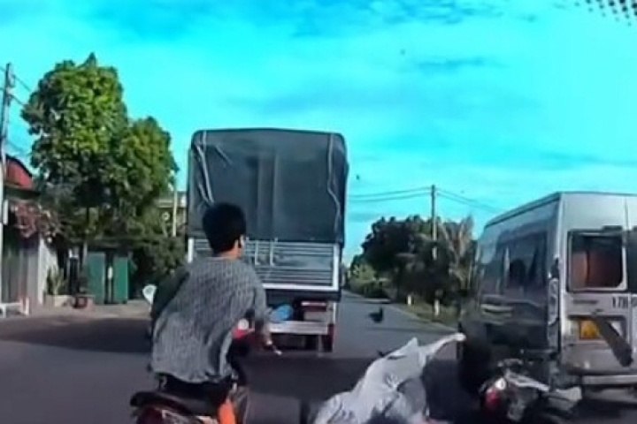 Xe máy tông thẳng vào đuôi xe khách đang đỗ ven đường tại Hưng Yên, 2 người tử vong