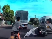 Xe máy tông thẳng vào đuôi xe khách đang đỗ ven đường tại Hưng Yên, 2 người tử vong