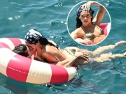 Dua Lipa quấn quýt chồng trong tuần trăng mật