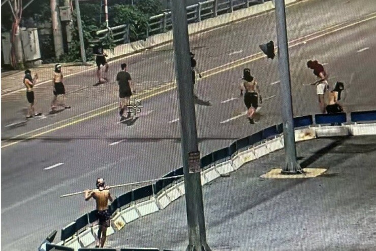 Camera AI ‘tóm gọn’ nhóm học sinh tụ tập mang theo hung khí