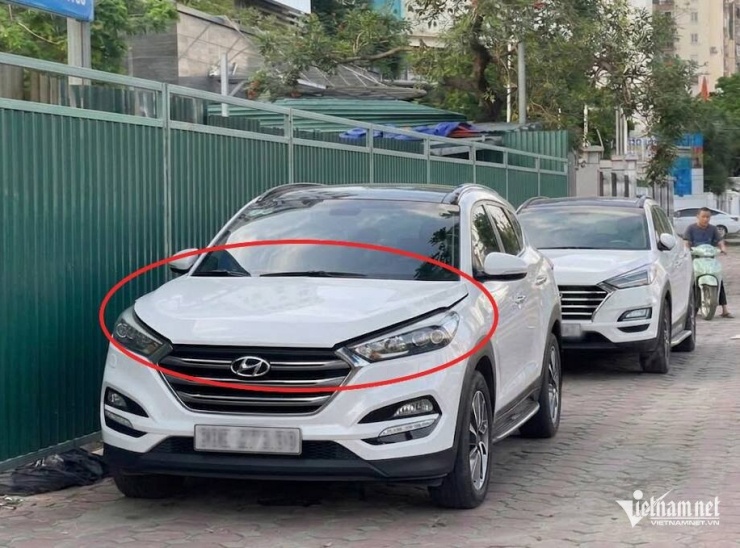 Nhiều tài xế cố tình hé nắp capo cho mát máy. Ảnh: Hoàng Hiệp