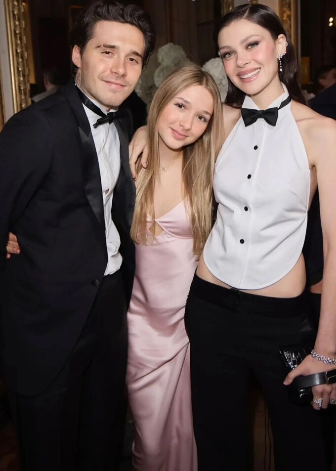 Harper bên anh trai Brooklyn, chị dâu Nicola Peltz thời gia đình chưa căng thẳng. Ảnh: Instagram Brooklyn Beckham