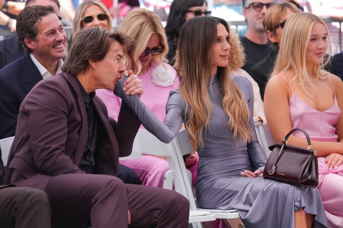 Tom Cruise (trái), Victoria Beckham và con gái Harper Seven Beckham tại lễ gắn sao trên Đại lộ Danh vọng Hollywood để vinh danh David Beckham ở Los Angeles, California, ngày 12/6/2026. Ảnh: AP