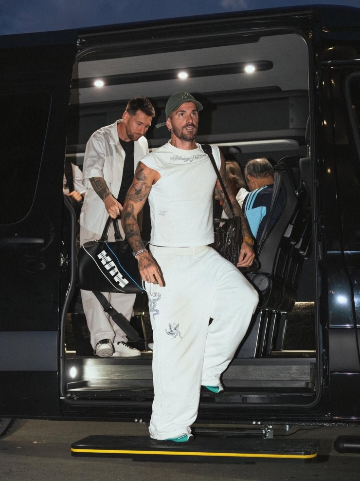De Paul và bạn thân - Messi - hội quân cùng các tuyển thủ quốc gia Argentina.
