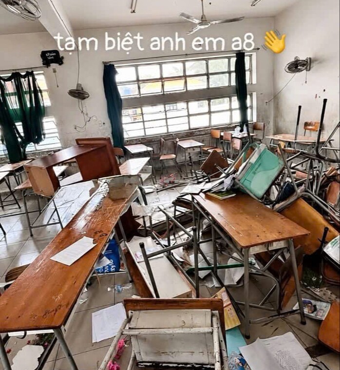Nhóm học sinh lớp 9 khiêng bàn ghế, sách vở ném dồn vào giữa lớp trong buổi học cuối cùng, hình ảnh được ghi lại và lan truyền trên mạng xã hội. Ảnh: MXH
