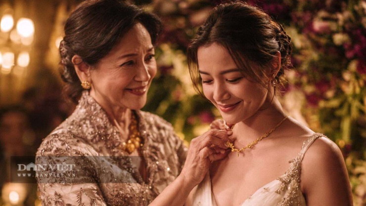 Ngày cưới, mẹ vợ bước lên sân khấu, đeo lên cổ con gái vòng cổ vàng óng ánh to tướng.
