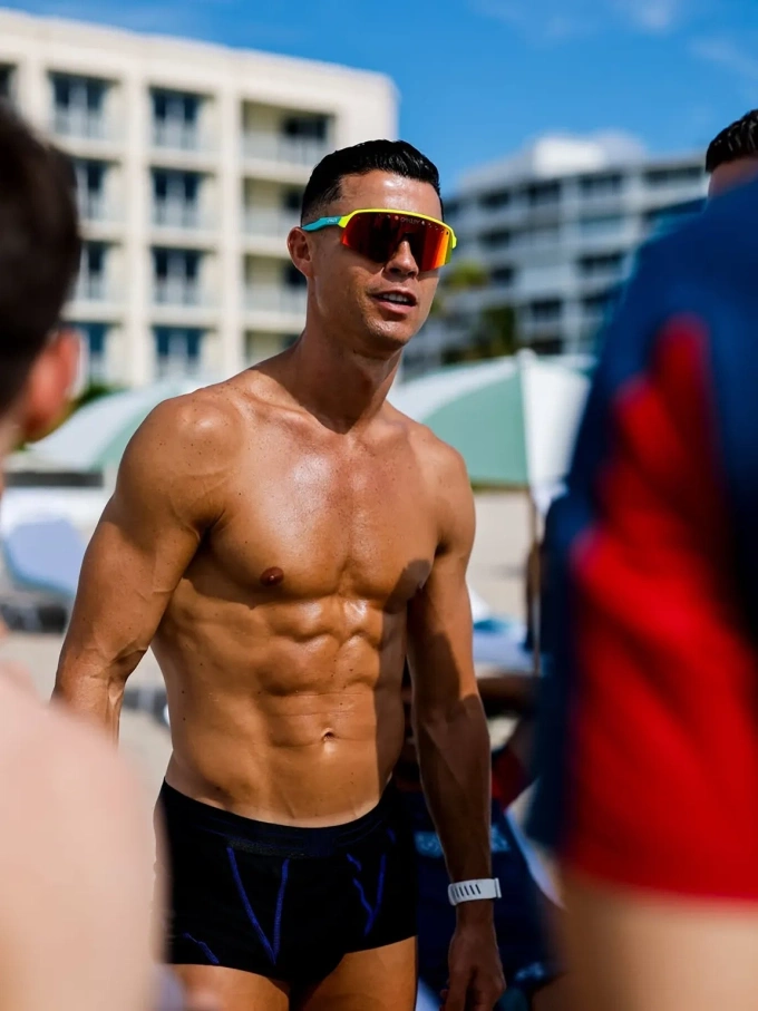 Thân hình săn chắc của Ronaldo. Ảnh: Thesun