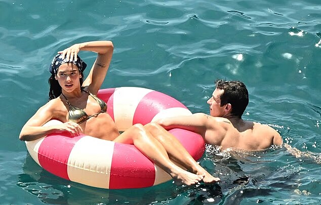 Dua Lipa và Callum Turner trong kỳ trăng mật. Ảnh: Backgrid