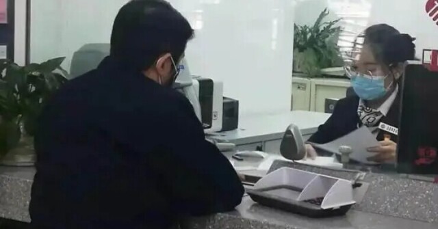 Lý do tài khoản ngân hàng của người đàn ông có ...
