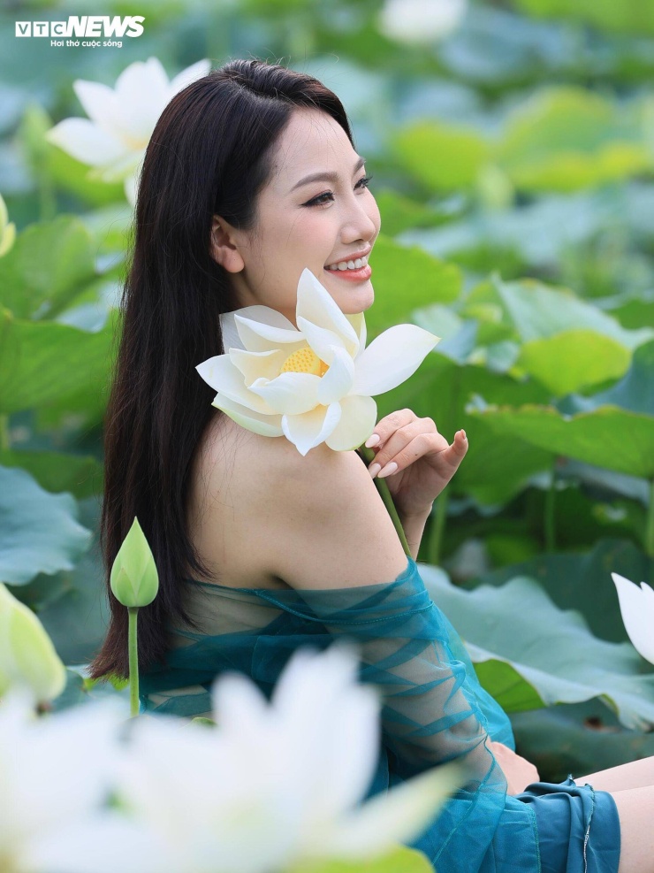 Chị Ngọc Lan (Hà Nội) cho biết sau khi xem hình ảnh đầm sen trắng trên mạng xã hội, chị quyết định tới tận nơi để tham quan và chụp ảnh lưu niệm. Theo chị Lan, sắc trắng của Bạch Liên mang đến cảm giác khác biệt so với những đầm sen thường thấy ở Hà Nội.