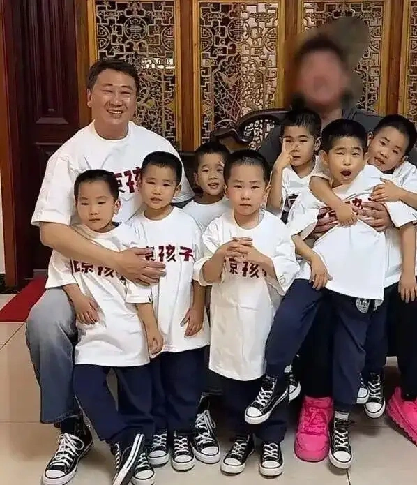 Ông Liang Baojun và 7 con trai. Ảnh: Tạp chí Hôn nhân và Gia đình