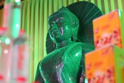 Ngắm tượng Phật bằng ngọc bích nguyên khối lớn nhất Việt Nam tại chùa Quỳnh Lâm