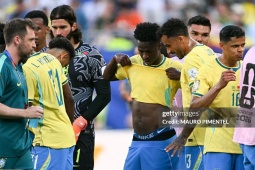 Trận Brazil - Morocco dừng lại uống nước 2 lần, fan tranh cãi "quá yếu đuối"