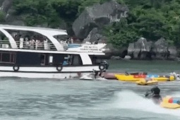 CLIP: Tàu du lịch đâm chìm tàu vỏ gỗ trên vịnh Lan Hạ, một phụ nữ tử vong