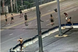 Camera AI ‘tóm gọn’ nhóm học sinh tụ tập mang theo hung khí