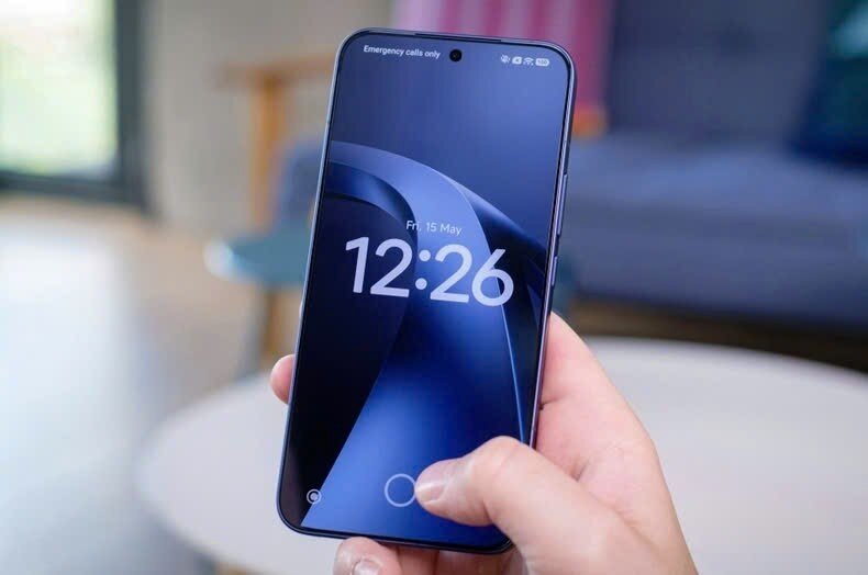 Màn hình Xiaomi 17T Pro (trái) có độ sáng và tần số quét trội hơn Samsung Galaxy S26+ (phải).