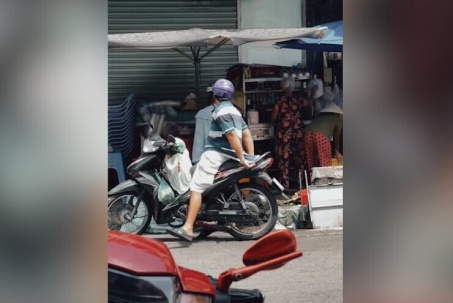 Clip: Dễ thương khoảnh khắc người chồng lấy áo che yên xe cho vợ giữa trời nắng