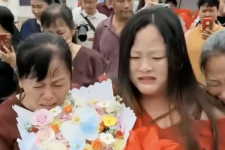 Đoàn tụ gia đình sau 22 năm bỏ nhà đi vì làm vỡ chai sữa tắm