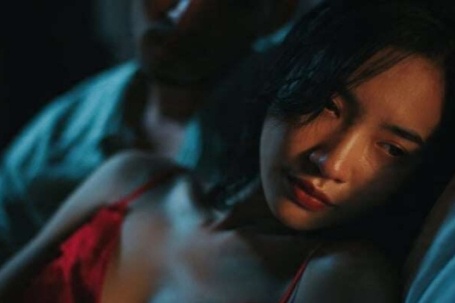 Bị bóc mẽ ngay đêm tân hôn, cô dâu buôn điện thoại "cháy máy", nói điều sắc lạnh như dao