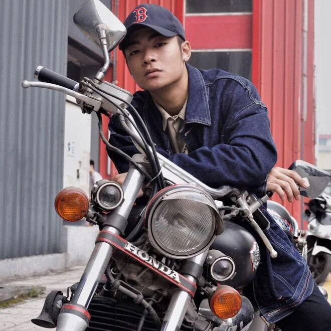 Võ Hoài Vũ được nhận xét là bản sao hoàn hảo của bố không chỉ ở ngoại hình, diễn xuất mà còn ở phong cách ăn mặc bụi phủi và mê xe phân khối lớn. Anh đang là gương mặt triển vọng trên màn ảnh nhỏ.
